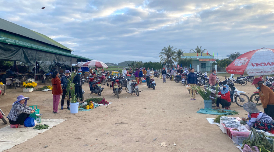 Các khu chợ lớn, nhỏ trong tỉnh đều mở cửa hoạt động trong sáng mùng 2 Tết. Ảnh: Mộc Trà Các khu chợ lớn, nhỏ trong tỉnh đều mở cửa hoạt động trong sáng mùng 2 Tết. Ảnh: Mộc Trà