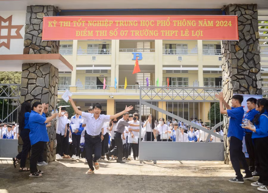 Nhiều học sinh tại điểm thi Trường THPT Lê Lợi (TP. Pleiku) phấn khích sau khi hoàn thành môn thi đầu tiên. Ảnh: Phương Duyên