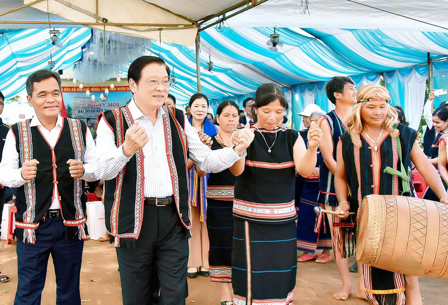 Các đồng chí lãnh đạo Trung ương, tỉnh Gia Lai cùng hòa chung vòng xoang với bà con Nhân dân làng Ó trong Ngày hội Đại đoàn kết toàn dân tộc. Ảnh: Đức Thụy