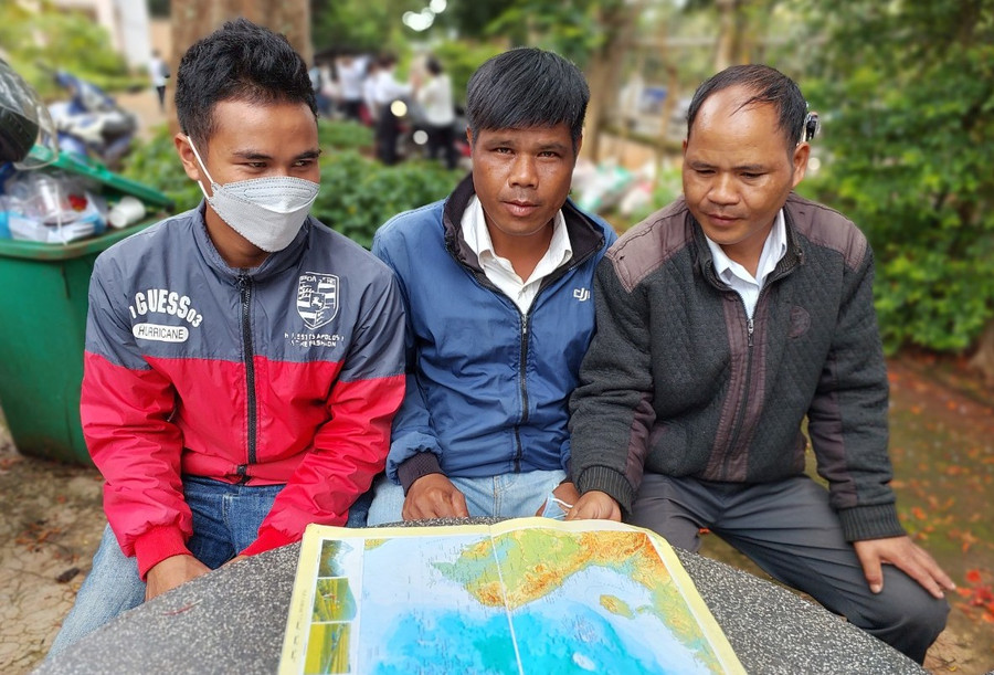 Thí sinh Xuin (giữa; điểm thi Trường THCS Võ Thị Sáu, huyện Đak Đoa) đã hoàn thành kỳ thi tốt nghiệp THPT sau buổi thi sáng nay. Ảnh: Nguyễn Diệp