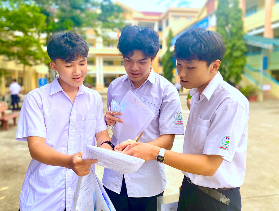 Thí sinh Đỗ Tấn Đạt (bìa trái; điểm thi Trường THPT Phan Bội Châu, TP. Pleiku) cho rằng đề thi Tiếng Anh năm nay khá dễ, không khó để các bạn lấy điểm trên trung bình. Ảnh: Mộc Trà