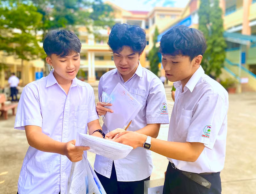 Thí sinh Đỗ Tấn Đạt (bìa trái; điểm thi Trường THPT Phan Bội Châu, TP. Pleiku) cho rằng đề thi Tiếng Anh năm nay khá dễ, không khó để các bạn lấy điểm trên trung bình. Ảnh: Mộc Trà