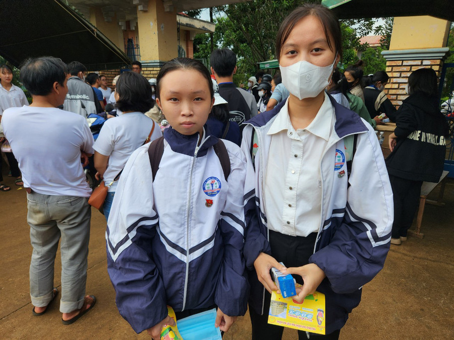 Thí sinh Lê Thị Thùy Trinh (bìa trái; điểm thi Trường THPT Phạm Văn Đồng, huyện Ia Grai) mong ước trở thành cô giáo tiểu học. Ảnh: Ngọc Sang