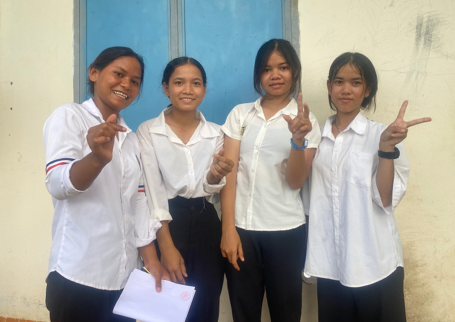 Thí sinh Đinh Thị Phan (bìa trái; điểm thi Trường THPT Hà Huy Tập, huyện Kông Chro) dự định sau khi đỗ tốt nghiệp sẽ vừa đi làm thêm, vừa học nghề. Ảnh: Ngọc Minh