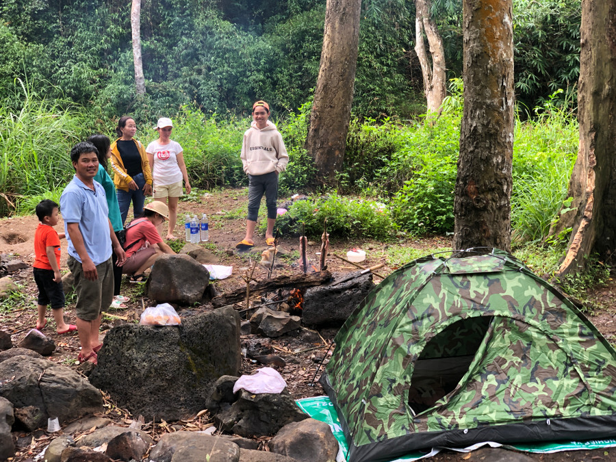 Tại khu vực thác Hang Dơi (thị trấn Kbang, huyện Kbang), một số gia đình tổ chức cắm trại cho con em mình vui chơi, tận hưởng không khí mát lành trong ngày mùng 2 Tết. Ảnh: Ngọc Minh Tại khu vực thác Hang Dơi (thị trấn Kbang, huyện Kbang), một số gia đình tổ chức cắm trại cho con em mình vui chơi, tận hưởng không khí mát lành trong ngày mùng 2 Tết. Ảnh: Ngọc Minh