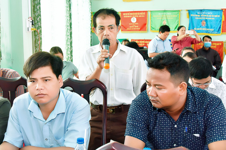 Cử tri xã Yang Bắc nêu kiến nghị về đầu tư đường điện hạ thế và kênh mương dẫn nước phục vụ sản xuất. Ảnh: Đức Thụy Cử tri xã Yang Bắc nêu kiến nghị về đầu tư đường điện hạ thế và kênh mương dẫn nước phục vụ sản xuất. Ảnh: Đức Thụy