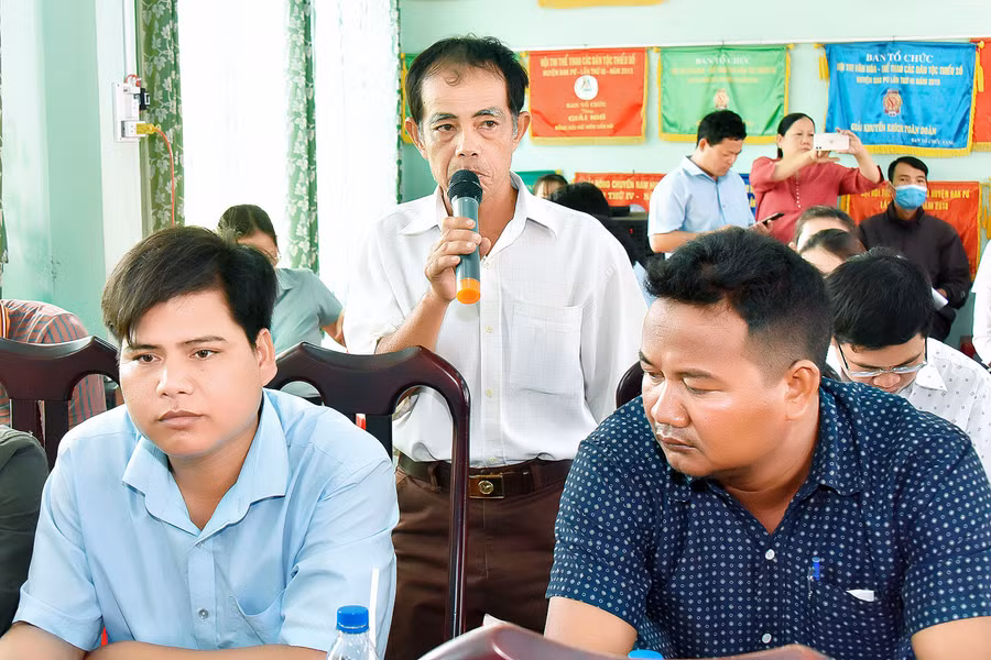 Cử tri xã Yang Bắc nêu kiến nghị về đầu tư đường điện hạ thế và kênh mương dẫn nước phục vụ sản xuất. Ảnh: Đức Thụy