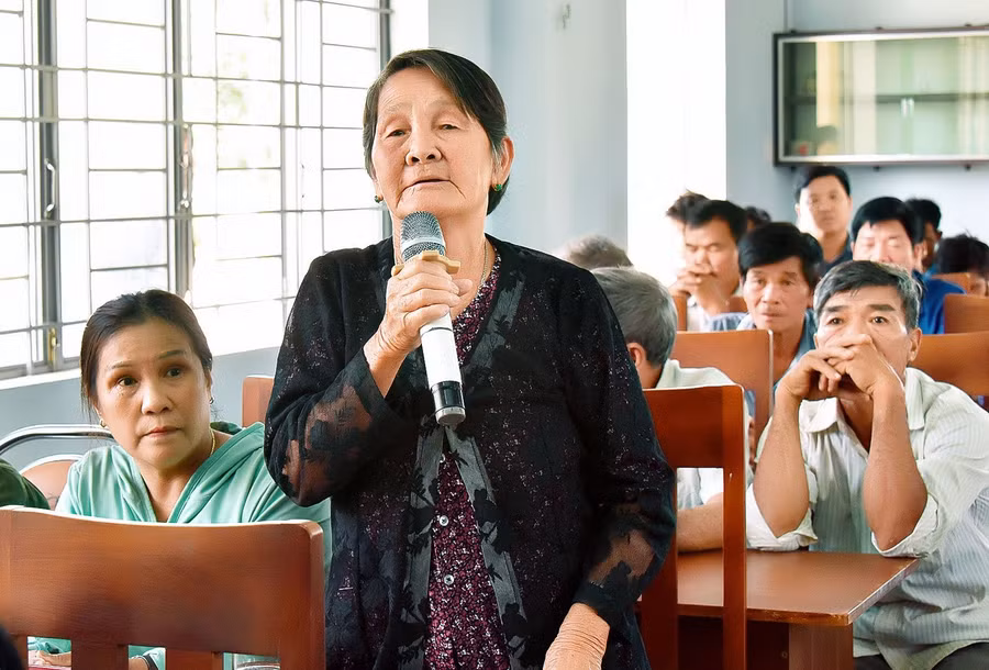 Cử tri thôn 3, xã Đak Jơ Ta, huyện Mang Yang kiến nghị liên quan đến tranh chấp đất đai. Ảnh: Đ.T