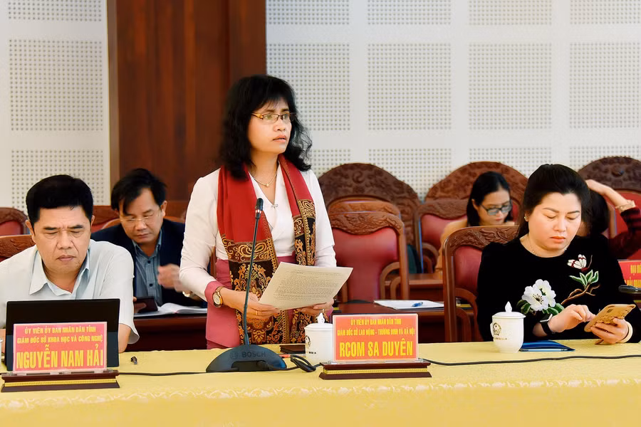 Giám đốc Sở Lao động-Thương binh và Xã hội Rcom Sa Duyên thông tin về công tác hỗ trợ cho các đối tượng trong dịp Tết Nguyên đán Quý Mão. Ảnh: Đức Thụy