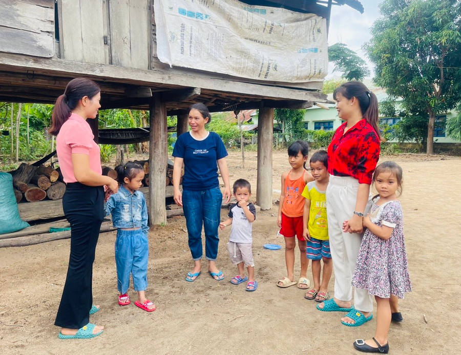 Giáo viên Trường Mầm non Tuổi thơ (xã Ia Trok, huyện Ia Pa) xuống trực tiếp các thôn, làng để tuyên truyền, huy động trẻ ra lớp. Ảnh: Vũ Chi Giáo viên Trường Mầm non Tuổi thơ (xã Ia Trok, huyện Ia Pa) xuống trực tiếp các thôn, làng để tuyên truyền, huy động trẻ ra lớp. Ảnh: Vũ Chi