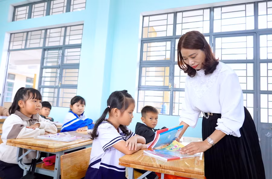 Giáo viên Trường Tiểu học Nguyễn Thị Minh Khai (phường Hội Phú, TP. Pleiku) kiểm tra sách vở, đồ dùng học tập của học sinh trong ngày tựu trường. Ảnh: Mộc Trà Giáo viên Trường Tiểu học Nguyễn Thị Minh Khai (phường Hội Phú, TP. Pleiku) kiểm tra sách vở, đồ dùng học tập của học sinh trong ngày tựu trường. Ảnh: Mộc Trà