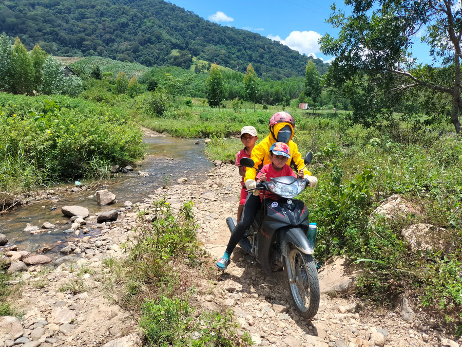 Giáo viên vùng khó ở huyện Kbang vượt đường xa chở học sinh đến tựu trường. Ảnh: Kim Hòa Giáo viên vùng khó ở huyện Kbang vượt đường xa chở học sinh đến tựu trường. Ảnh: Kim Hòa