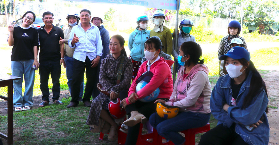Bên ngoài điểm thi Trường THPT Hà Huy Tập (huyện Kông Chro), phụ huynh kiên nhẫn chờ con trong suốt buổi thi. Ảnh: Ngọc Minh Bên ngoài điểm thi Trường THPT Hà Huy Tập (huyện Kông Chro), phụ huynh kiên nhẫn chờ con trong suốt buổi thi. Ảnh: Ngọc Minh