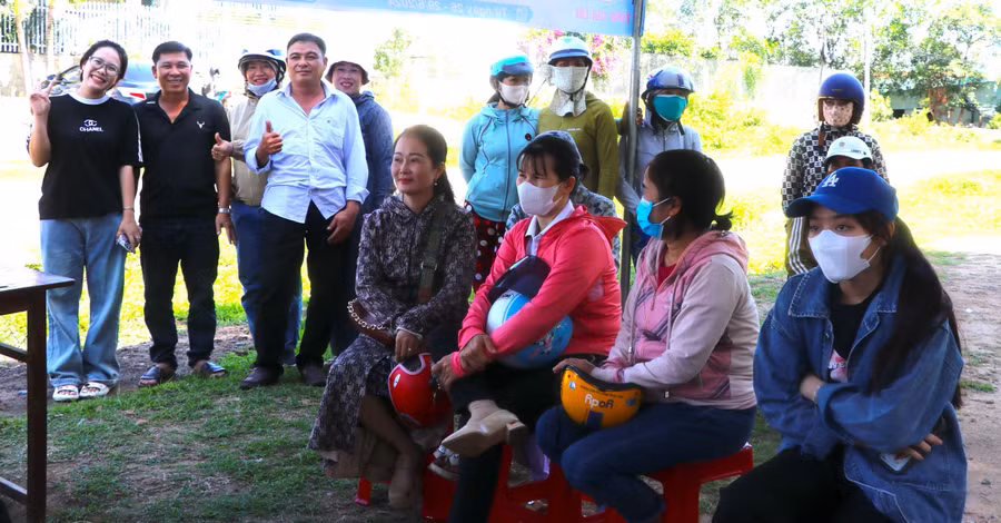 Bên ngoài điểm thi Trường THPT Hà Huy Tập (huyện Kông Chro), phụ huynh kiên nhẫn chờ con trong suốt buổi thi. Ảnh: Ngọc Minh