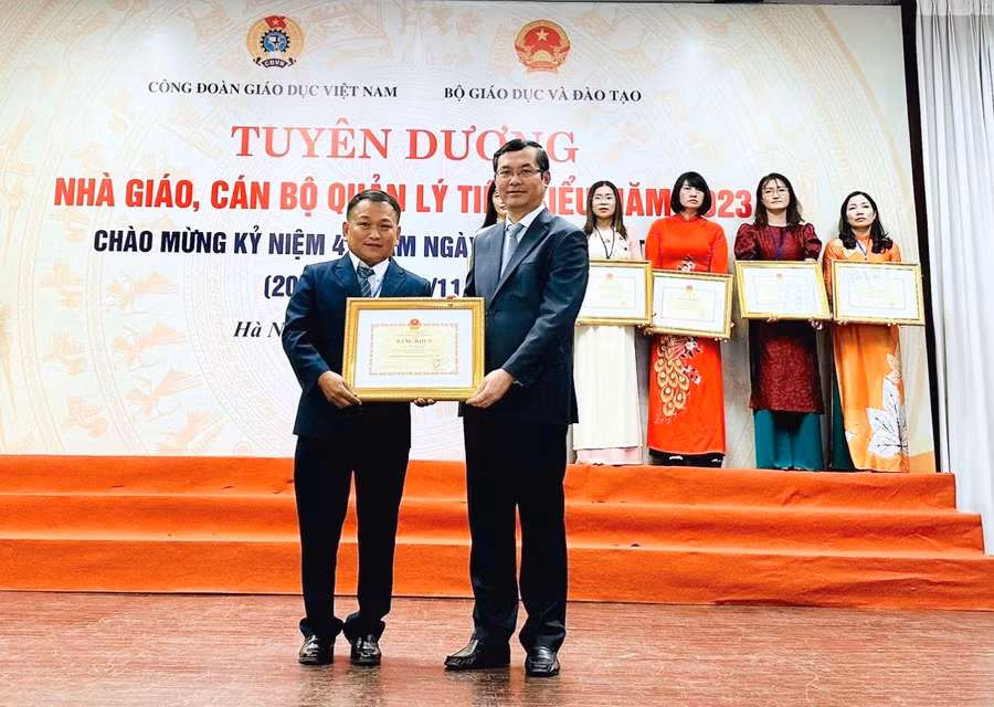 Thầy Vũ Văn Tùng-giáo viên Trường Tiểu học và THCS Đinh Núp (huyện Ia Pa) nhận bằng khen của Bộ GD-ĐT tại Lễ tuyên dương nhà giáo, cán bộ quản lý tiêu biểu năm 2023 vào chiều 19-11. Ảnh: NVCC