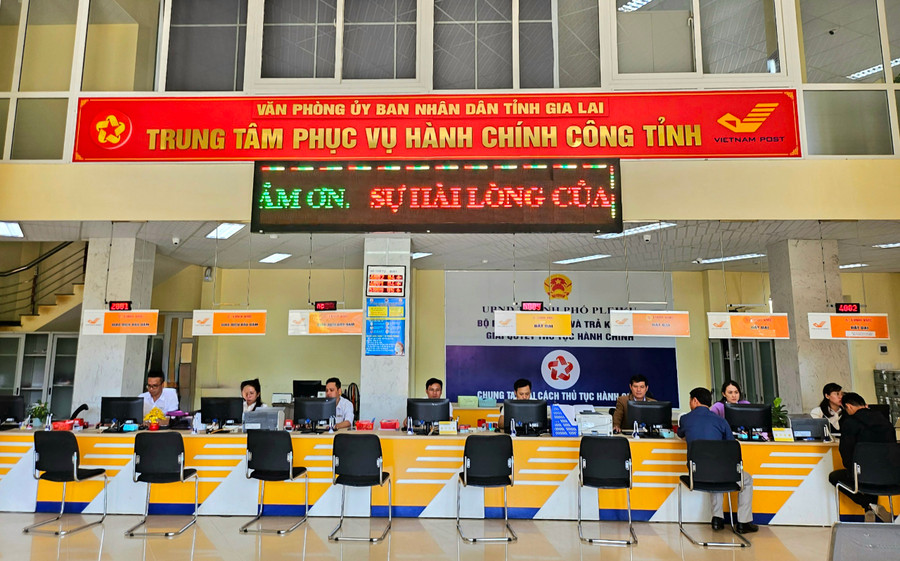 Trong quá trình nộp hồ sơ nếu có vướng mắc, cá nhân, tổ chức có thể liên hệ quầy của Sở Công thương tại Trung tâm Phục vụ hành chính công tỉnh Gia Lai (số 69 Hùng Vương, TP. Pleiku). Ảnh: Mộc Trà Trong quá trình nộp hồ sơ nếu có vướng mắc, cá nhân, tổ chức có thể liên hệ quầy của Sở Công thương tại Trung tâm Phục vụ hành chính công tỉnh Gia Lai (số 69 Hùng Vương, TP. Pleiku). Ảnh: Mộc Trà