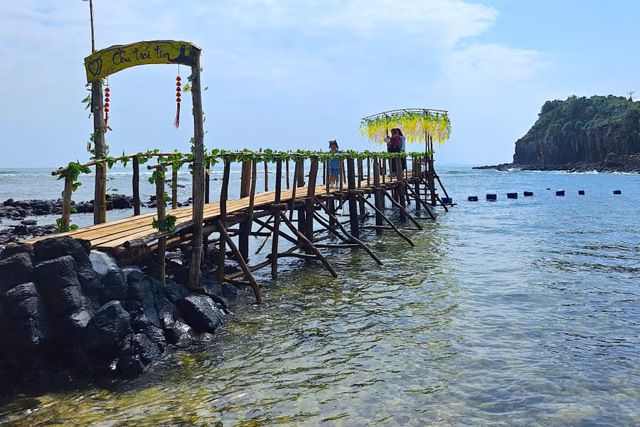 So với một số điểm du lịch khác tương tự mà tôi từng đặt chân đến thưởng ngoạn, Gành Yến còn khá hoang sơ. Ảnh: Mộc Trà