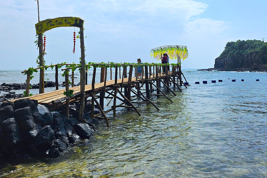 So với một số điểm du lịch khác tương tự mà tôi từng đặt chân đến thưởng ngoạn, Gành Yến còn khá hoang sơ. Ảnh: Mộc Trà