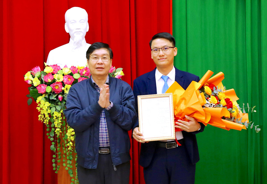 Thay mặt Ban Thường vụ Tỉnh ủy, Trưởng Ban Tổ chức Tỉnh ủy Huỳnh Quang Thái (bìa trái) trao quyết định và tặng hoa chúc mừng đồng chí Nguyễn Văn Đông. Ảnh: Mộc Trà Thay mặt Ban Thường vụ Tỉnh ủy, Trưởng Ban Tổ chức Tỉnh ủy Huỳnh Quang Thái (bìa trái) trao quyết định và tặng hoa chúc mừng đồng chí Nguyễn Văn Đông. Ảnh: Mộc Trà