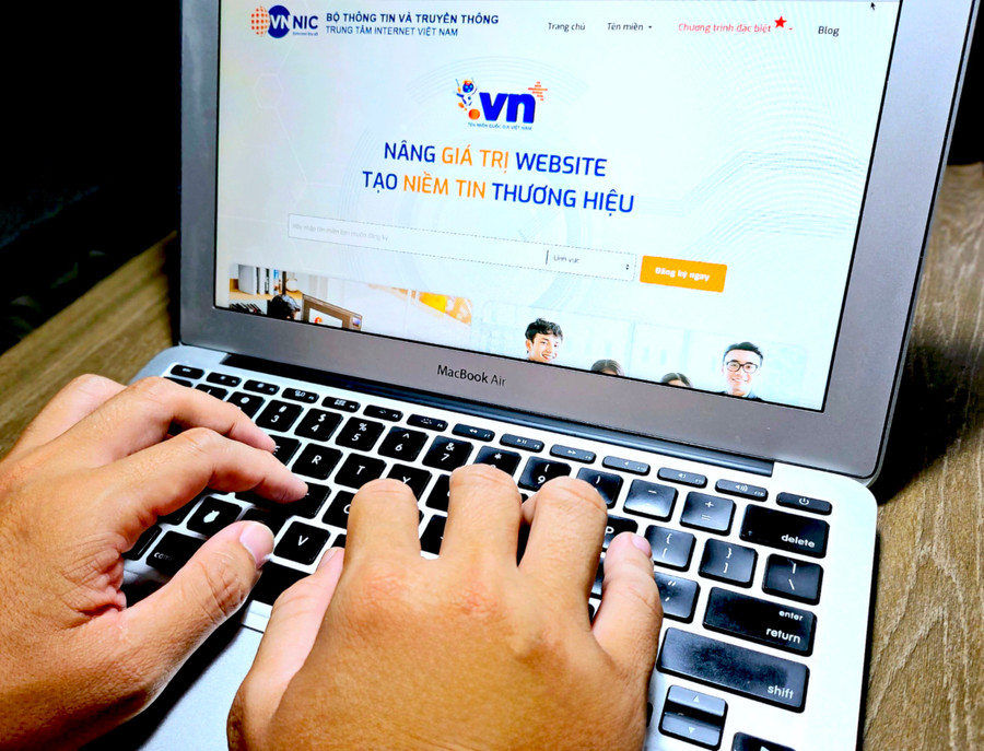 Việc thúc đẩy, hỗ trợ người dân, doanh nghiệp, hộ kinh doanh hiện diện trực tuyến tin cậy, an toàn với các dịch vụ số sử dụng tên miền quốc gia “.vn” nhằm nâng cao chỉ số đánh giá phát triển kinh tế số trên địa bàn tỉnh Gia Lai. Ảnh: Mộc Trà Việc thúc đẩy, hỗ trợ người dân, doanh nghiệp, hộ kinh doanh hiện diện trực tuyến tin cậy, an toàn với các dịch vụ số sử dụng tên miền quốc gia “.vn” nhằm nâng cao chỉ số đánh giá phát triển kinh tế số trên địa bàn tỉnh Gia Lai. Ảnh: Mộc Trà