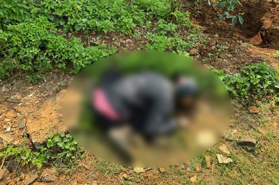 Người đàn ông tử vong trong tư thế úp mặt xuống đường. Ảnh: Hà Phương