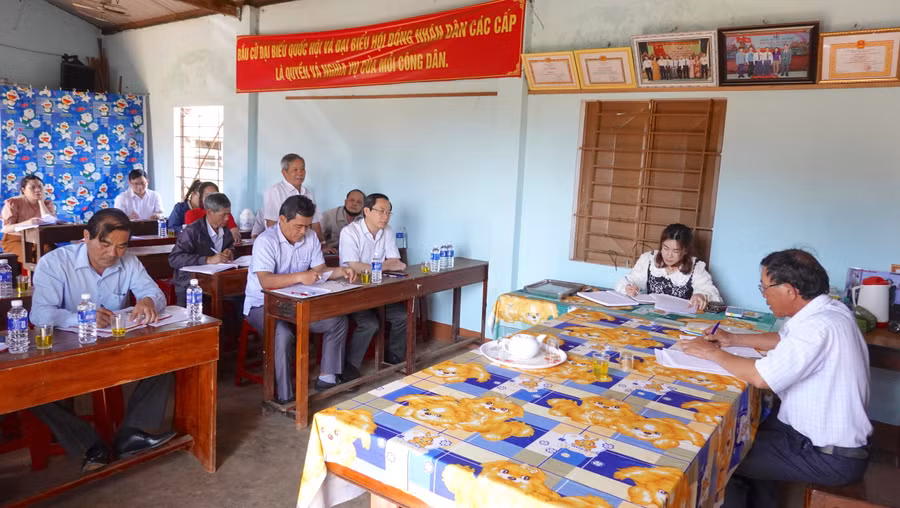 Quang cảnh buổi sinh hoạt thường kỳ tháng 3 của Chi bộ 6 (Đảng bộ xã An Phú, TP. Pleiku). Ảnh: Mộc Trà