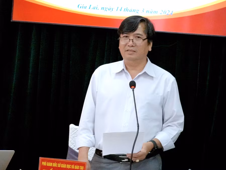 Phó Giám đốc Sở GD-ĐT Trần Bá Công phát biểu chỉ đạo tại hội nghị. Ảnh: Mộc Trà