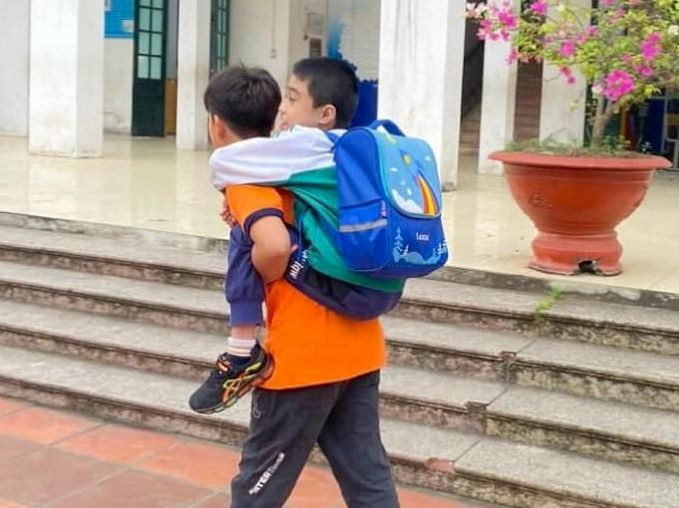 Hình ảnh em Nguyễn Thế Cường hàng ngày cõng bạn vào lớp khi còn học tại Trường Tiểu học Đinh Văn Tả (TP. Hải Dương). Ảnh: B.H (Giáo dục và Thời đại)
