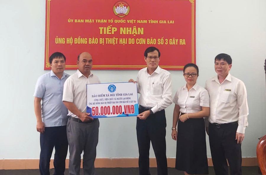 Ông Siu Trung-Phó Chủ tịch Ủy ban MTTQ Việt Nam tỉnh (thứ 2 từ trái sang) tiếp nhận 50 triệu đồng do cơ quan Bảo hiểm xã hội tỉnh ủng hộ đồng bào các tỉnh phía Bắc khắc phục thiệt hại sau bão số 3. Ảnh: Ngọc Anh