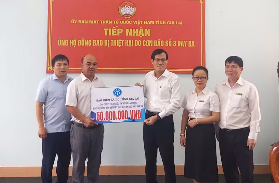 Ông Siu Trung-Phó Chủ tịch Ủy ban MTTQ Việt Nam tỉnh (thứ 2 từ trái sang) tiếp nhận 50 triệu đồng do cơ quan Bảo hiểm xã hội tỉnh ủng hộ đồng bào các tỉnh phía Bắc khắc phục thiệt hại sau bão số 3. Ảnh: Ngọc Anh
