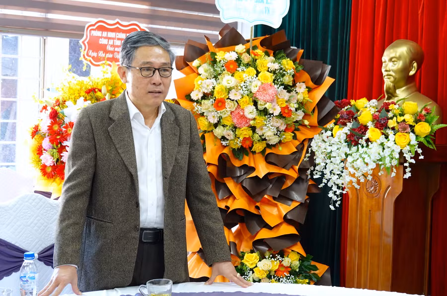 Giám đốc Sở GD-ĐT Lê Duy Định cảm ơn sự quan tâm của lãnh đạo tỉnh, trong đó có Phó Chủ tịch UBND tỉnh Nguyễn Thị Thanh Lịch đối với đội ngũ nhà giáo và ngành Giáo dục. Ảnh: Mộc Trà