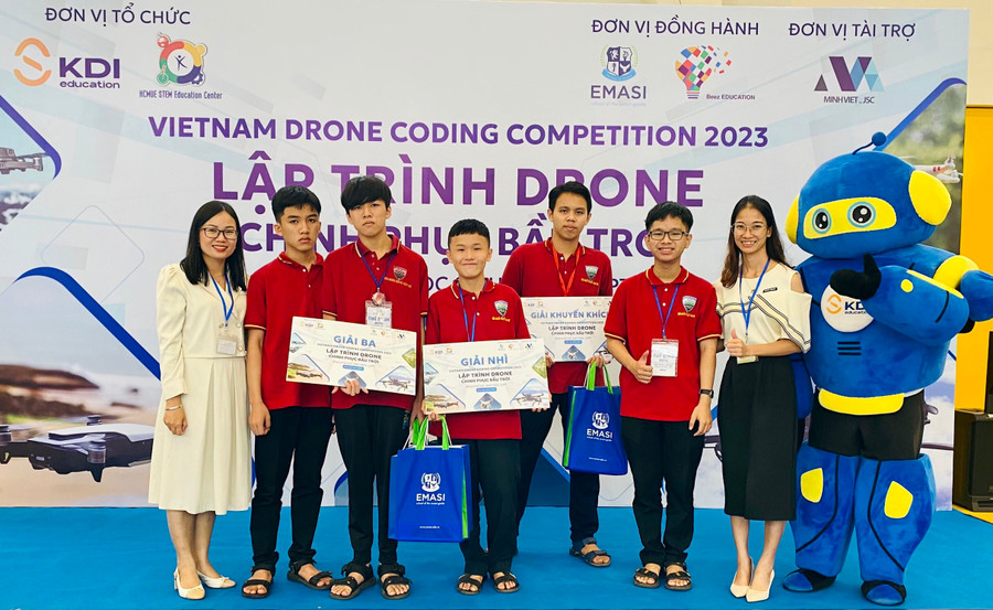 Học sinh Trường THPT Chi Lăng đã xuất sắc giành 3 tấm vé dự thi vòng chung kết lập trình Drone quốc tế năm 2023 tại Hàn Quốc. Ảnh: ĐVCC Học sinh Trường THPT Chi Lăng đã xuất sắc giành 3 tấm vé dự thi vòng chung kết lập trình Drone quốc tế năm 2023 tại Hàn Quốc. Ảnh: ĐVCC