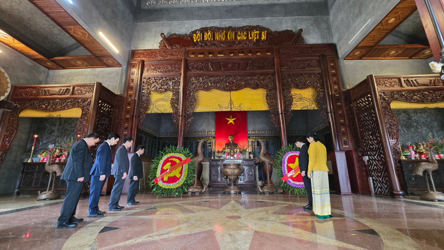 Các đồng chí lãnh đạo TP. Pleiku dành phút mặc niệm tưởng nhớ công ơn các anh hùng liệt sĩ. Ảnh: Bá Bính Các đồng chí lãnh đạo TP. Pleiku dành phút mặc niệm tưởng nhớ công ơn các anh hùng liệt sĩ. Ảnh: Bá Bính