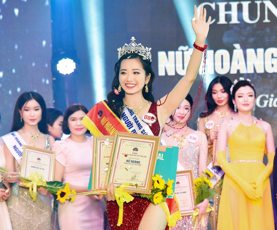Nguyễn Hoàng Yến trong giờ phút đăng quang Nữ hoàng Trang sức Việt Nam năm 2022 tại Gia Lai. Ảnh: Đức Thụy Nguyễn Hoàng Yến trong giờ phút đăng quang Nữ hoàng Trang sức Việt Nam năm 2022 tại Gia Lai. Ảnh: Đức Thụy