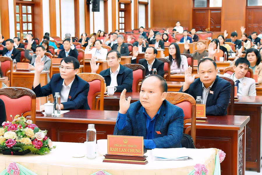 Các đại biểu biểu quyết thông qua Nghị quyết về tán thành chủ trương sắp xếp đơn vị hành chính cấp huyện, cấp xã của tỉnh Gia Lai. Ảnh: Đ.T