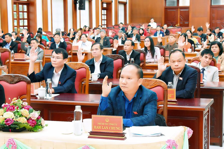 Các đại biểu biểu quyết thông qua Nghị quyết về tán thành chủ trương sắp xếp đơn vị hành chính cấp huyện, cấp xã của tỉnh Gia Lai. Ảnh: Đ.T Các đại biểu biểu quyết thông qua Nghị quyết về tán thành chủ trương sắp xếp đơn vị hành chính cấp huyện, cấp xã của tỉnh Gia Lai. Ảnh: Đ.T