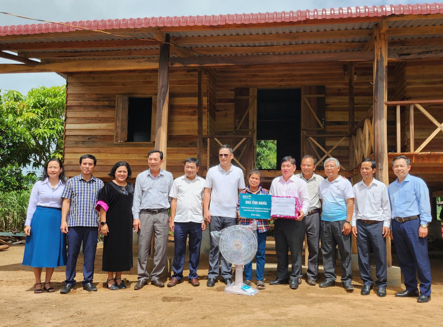 Đại diện Khối Thi đua các cơ quan Đảng tỉnh Gia Lai trao nhà tình nghĩa và tặng quà cho gia đình bà Kpă H’Lăng (buôn Ia Rnho, xã Đất Bằng). Ảnh: Mộc Trà