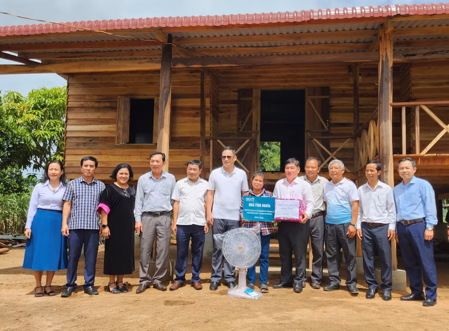 Đại diện Khối Thi đua các cơ quan Đảng tỉnh Gia Lai trao nhà tình nghĩa và tặng quà cho gia đình bà Kpă H’Lăng (buôn Ia Rnho, xã Đất Bằng). Ảnh: Mộc Trà