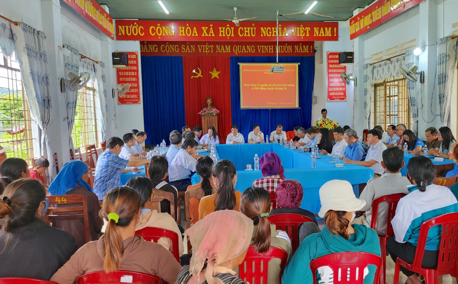 Đại diện lãnh đạo UBND xã Đất Bằng thông tin khái quát với các thành viên trong Khối thi đua các cơ quan Đảng tỉnh và người dân về tình hình phát triển kinh tế-xã hội, đảm bảo quốc phòng-an ninh của xã. Ảnh: Mộc Trà