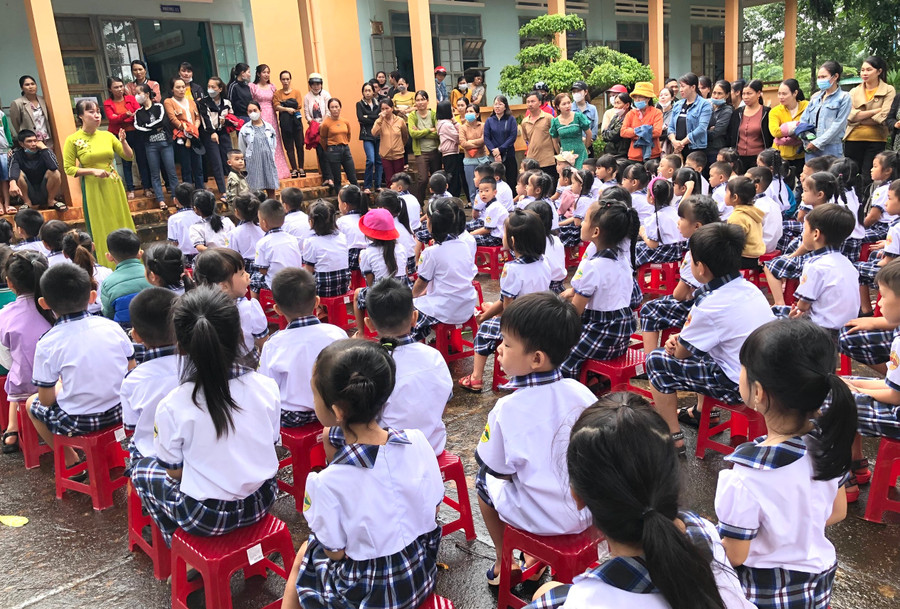 Quang cảnh tựu trường của học sinh lớp 1, Trường Tiểu học Lê Quý Đôn (xã Ia Krai, huyện Ia Grai). Ảnh: Trần Văn Chương