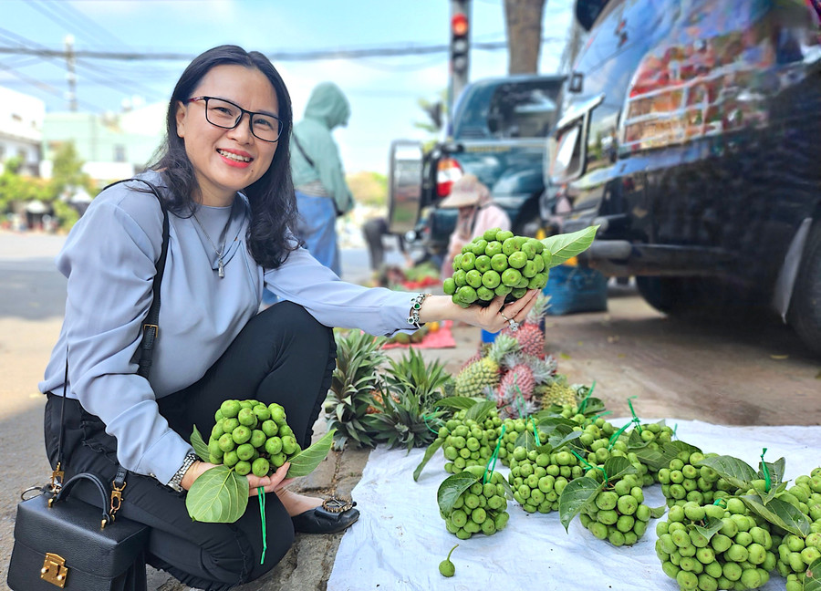 Chị Nguyễn Thị Thanh Trang (tổ 1, phường Yên Thế, TP. Pleiku) phấn khởi khi lựa chọn được những quả sung ưng ý để bày biện mâm ngũ quả ngày Tết với mong cầu sung túc, đủ đầy. Ảnh: Mộc Trà