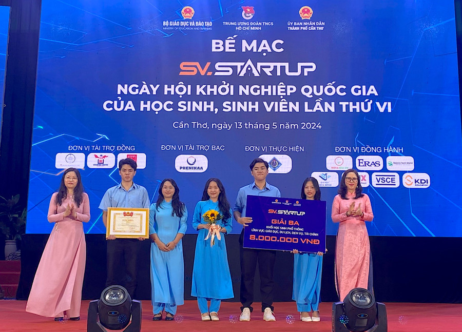Nhóm học sinh Trường THPT chuyên Hùng Vương nhận giải ba tại cuộc thi. Ảnh: Xuân Hương Nhóm học sinh Trường THPT chuyên Hùng Vương nhận giải ba tại cuộc thi. Ảnh: Xuân Hương
