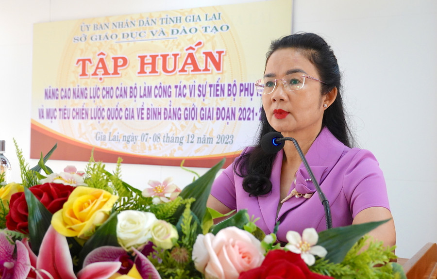 Bà Bùi Khoa Nghi-Phó Giám đốc Sở GD-ĐT, Trưởng ban Vì sự tiến bộ của phụ nữ ngành Giáo dục tỉnh phát biểu chỉ đạo tập huấn. Ảnh: Mộc Trà