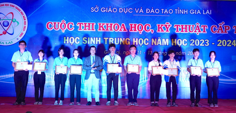 PGS.TS Nguyễn Gia Như-Hiệu trưởng Trường Khoa học Máy tính (Trường Đại học Duy Tân-Đà Nẵng) trao thưởng cho 5 dự án đạt giải nhất cuộc thi (dự án đặc biệt). Ảnh: Mộc Trà PGS.TS Nguyễn Gia Như-Hiệu trưởng Trường Khoa học Máy tính (Trường Đại học Duy Tân-Đà Nẵng) trao thưởng cho 5 dự án đạt giải nhất cuộc thi (dự án đặc biệt). Ảnh: Mộc Trà
