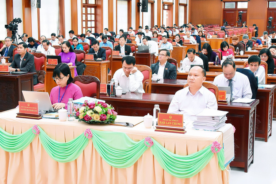 Các đại biểu lắng nghe lãnh đạo UBND tỉnh trình bày các dự thảo nghị quyết tại kỳ họp. Ảnh: Đ.T Các đại biểu lắng nghe lãnh đạo UBND tỉnh trình bày các dự thảo nghị quyết tại kỳ họp. Ảnh: Đ.T