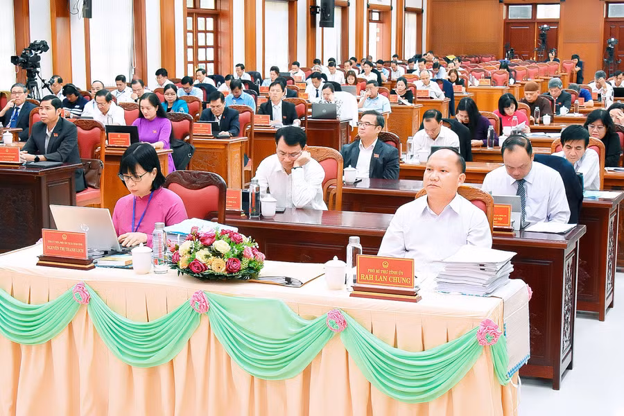 Các đại biểu lắng nghe lãnh đạo UBND tỉnh trình bày các dự thảo nghị quyết tại kỳ họp. Ảnh: Đ.T