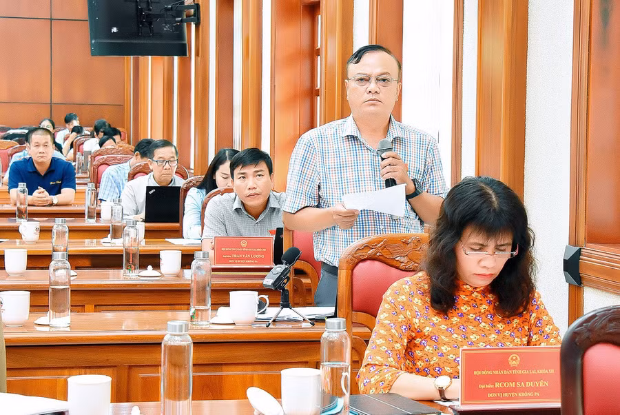 Đại biểu Rah Lan Song Linh-Phó Trưởng ban Văn hóa-Xã hội HĐND tỉnh (Tổ đại biểu HĐND tỉnh tại huyện Krông Pa) chất vấn về công tác quản lý, bảo vệ rừng. Ảnh: Đ.T