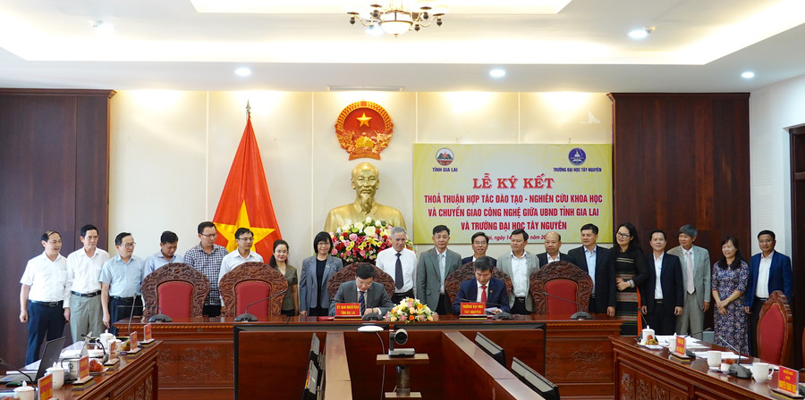 Chủ tịch UBND tỉnh Trương Hải Long (ngồi bên trái) và Hiệu trưởng Trường Đại học Tây Nguyên Nguyễn Thanh Trúc đại diện hai bên ký kết thỏa thuận hợp tác. Ảnh: Mộc Trà Chủ tịch UBND tỉnh Trương Hải Long (ngồi bên trái) và Hiệu trưởng Trường Đại học Tây Nguyên Nguyễn Thanh Trúc đại diện hai bên ký kết thỏa thuận hợp tác. Ảnh: Mộc Trà