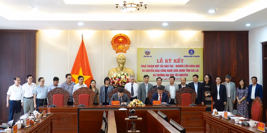 Chủ tịch UBND tỉnh Trương Hải Long (ngồi bên trái) và Hiệu trưởng Trường Đại học Tây Nguyên Nguyễn Thanh Trúc đại diện hai bên ký kết thỏa thuận hợp tác. Ảnh: Mộc Trà