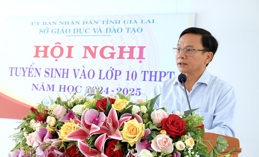 Phó Giám đốc Sở GD-ĐT Nguyễn Văn Long phát biểu chỉ đạo hội nghị. Ảnh: Mộc Trà